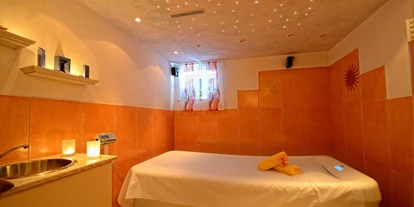 Wellnessurlaub - Hotelbar - Ubstadt-Weiher - Behandlungsraum im Wellnessbereich - Wellnesshotel Rothfuss