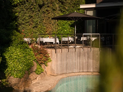 Wellnessurlaub - Dorf Tirol - Felsenpool mit Frühstücksterrasse - Design Hotel Tyrol