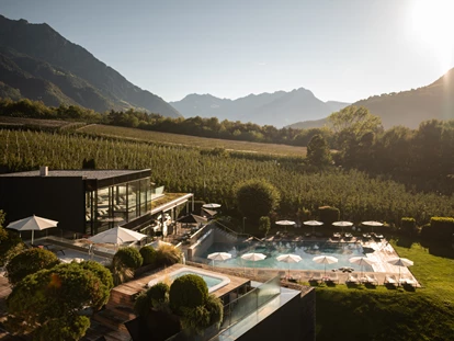Wellnessurlaub - Dorf Tirol - Blick vom Dachgarten auf unseren Garten - Design Hotel Tyrol