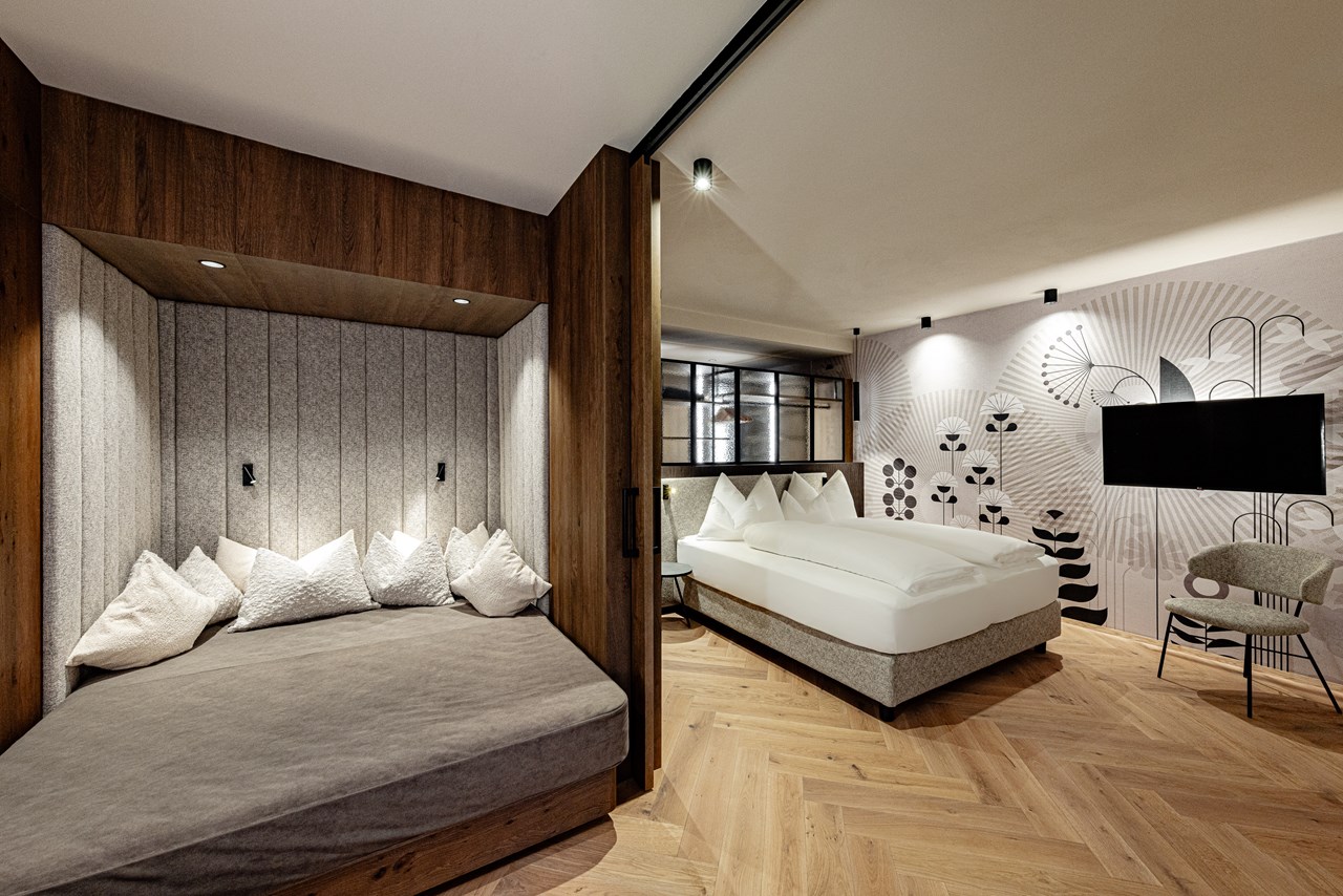 SONNENBERG | Panorama Dolomites Wellbeing Zimmerkategorien Sunset Suite
