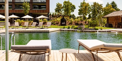 Wellnessurlaub - Oberbozen - Garten mit Naturbadeteich - SONNENBERG | Panorama Dolomites Wellbeing