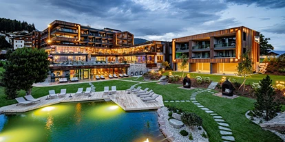 Wellnessurlaub - Oberbozen - Hotelansicht Abends - SONNENBERG | Panorama Dolomites Wellbeing