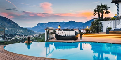 Wellnessurlaub - Dorf Tirol - Freibad Abend - Golserhof
