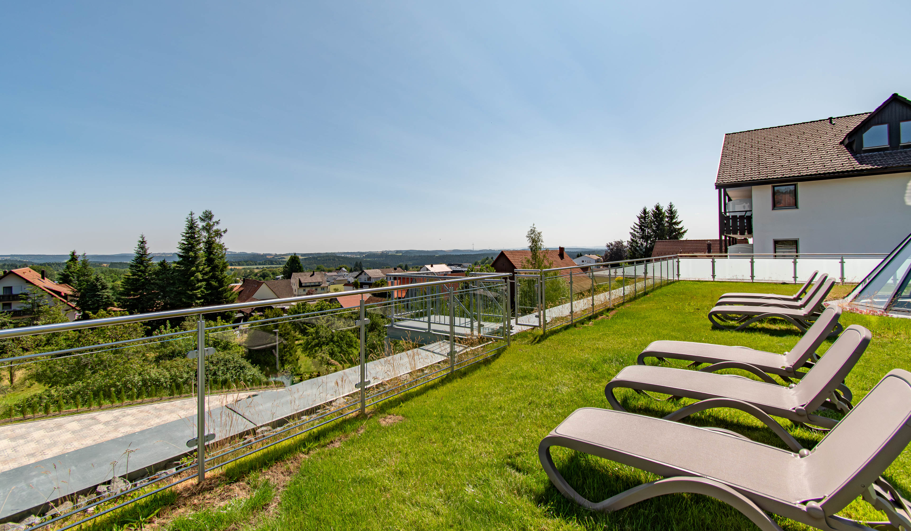 Wellnesshotel Hohenrodt **** Saunen und Bäder im Detail Panorama-Liegewiese