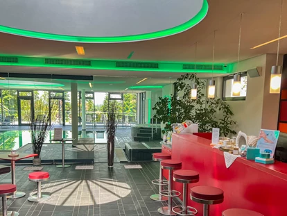Wellnessurlaub - Hotel-Schwerpunkt: Wellness & Beauty - Hildrizhausen - Wellnessbereich Rezeption und Bar - Wellnesshotel Hohenrodt ****