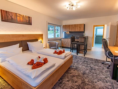 Wellnessurlaub - Hotel-Schwerpunkt: Wellness & Beauty - Hildrizhausen - Zimmeransicht Superior Appartement Schlafzimmer und Wohnbereich - Wellnesshotel Hohenrodt ****