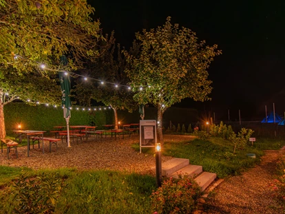 Wellnessurlaub - Hotel-Schwerpunkt: Wellness & Beauty - Hildrizhausen - Biergarten bei Nacht - Wellnesshotel Hohenrodt ****