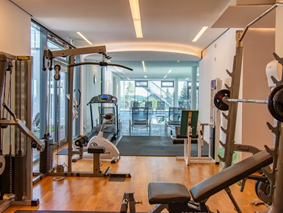 Wellnessurlaub - Hotel-Schwerpunkt: Wellness & Beauty - Hildrizhausen - Fitnessraum mit Sicht auf Poolbereich - Wellnesshotel Hohenrodt ****