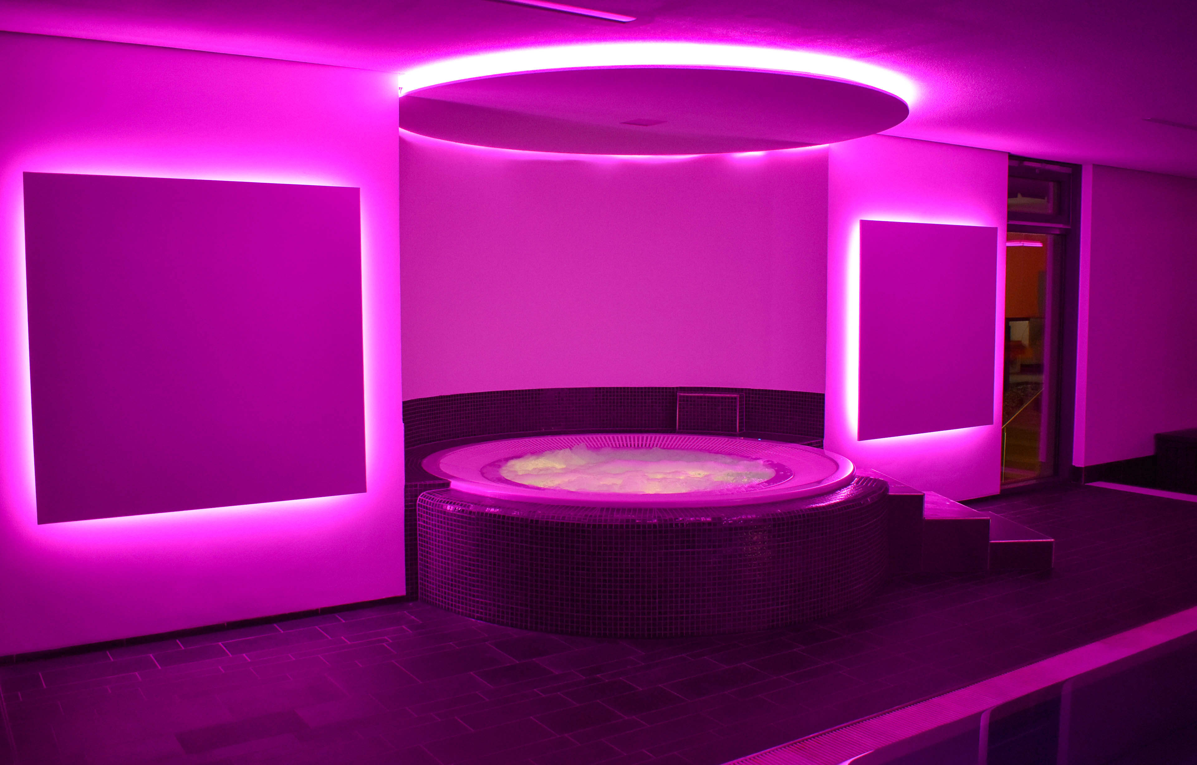 Wellnesshotel: Whirlpool mit LED-Effekt - Wellnesshotel Hohenrodt ****