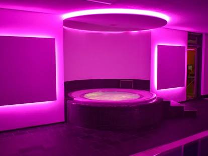 Wellnessurlaub - Hotel-Schwerpunkt: Wellness & Beauty - Hildrizhausen - Whirlpool mit LED-Effekt - Wellnesshotel Hohenrodt ****