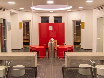 Wellnessurlaub - Hotel-Schwerpunkt: Wellness & Beauty - Hildrizhausen - Saunabereich mit Sitzbänken und Fußbad - Wellnesshotel Hohenrodt ****