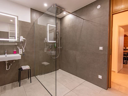 Wellnessurlaub - Hotel-Schwerpunkt: Wellness & Beauty - Hildrizhausen - Superior-Appartement Badezimmer  - Wellnesshotel Hohenrodt ****