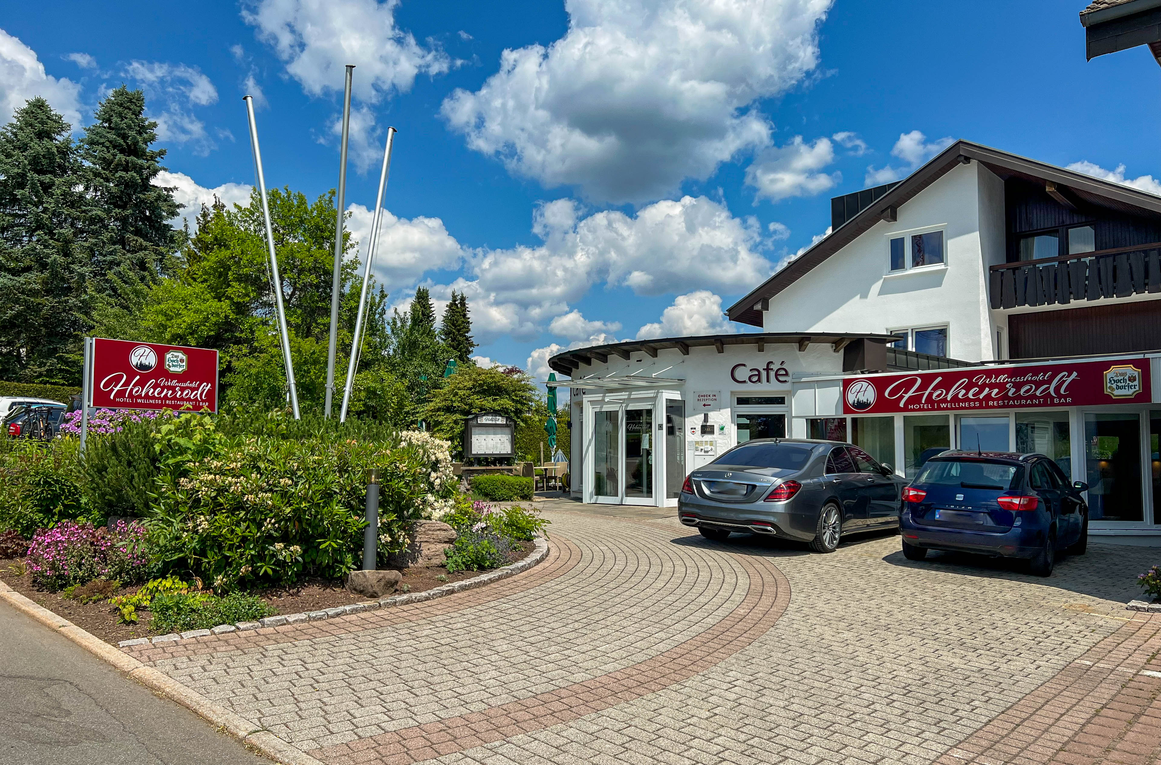 Wellnesshotel: Parkplatz und Eingang Hotel Hohenrodt - Wellnesshotel Hohenrodt ****