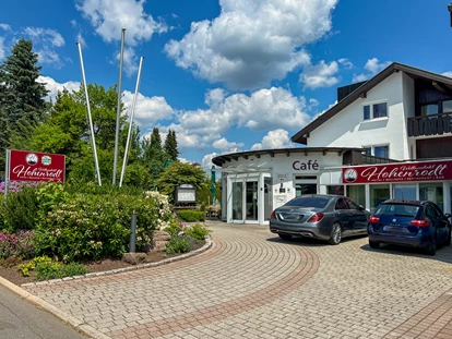Wellnessurlaub - Hotel-Schwerpunkt: Wellness & Beauty - Hildrizhausen - Parkplatz und Eingang Hotel Hohenrodt - Wellnesshotel Hohenrodt ****
