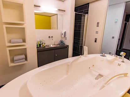 Wellnessurlaub - Hotel-Schwerpunkt: Wellness & Beauty - Hildrizhausen - Massagebad Anwendungen  - Wellnesshotel Hohenrodt ****