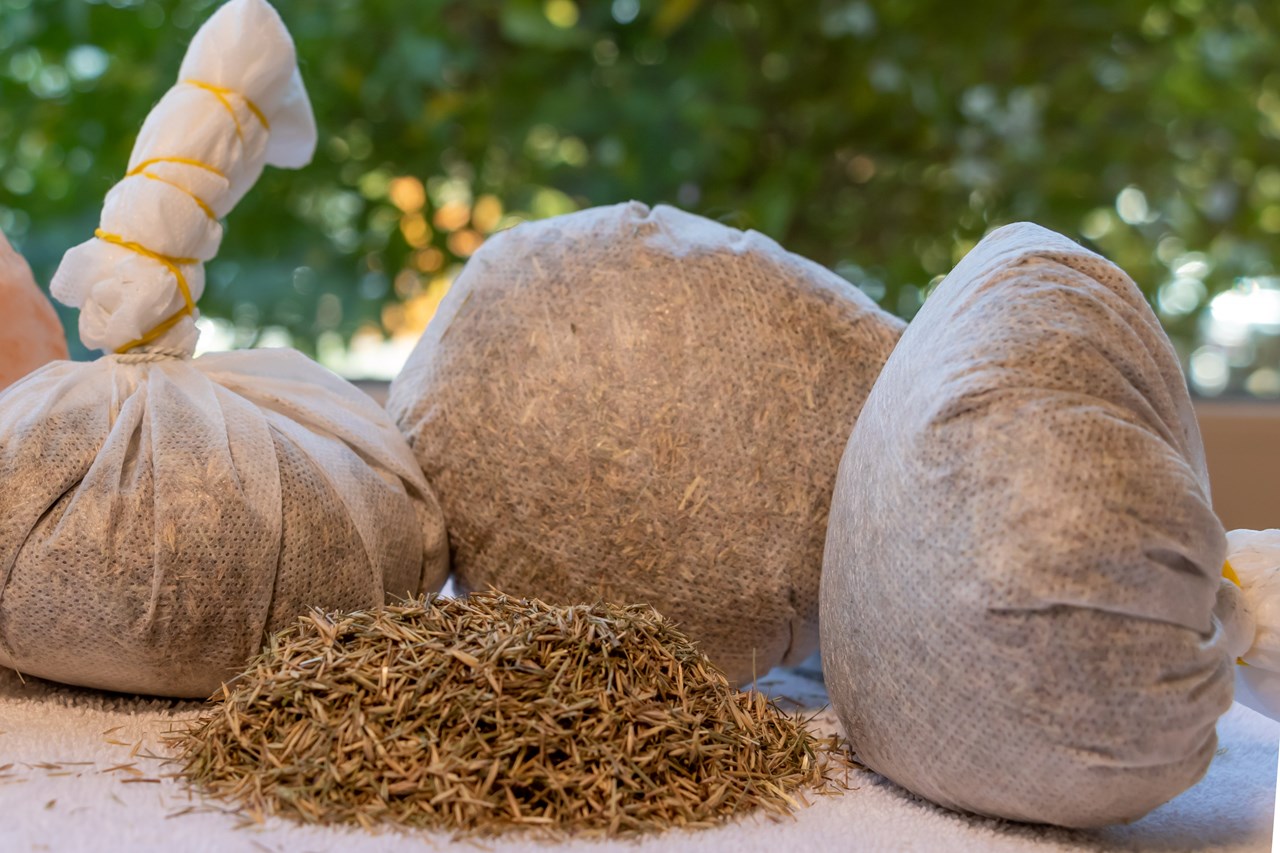 Wellnesshotel Sonnenhof & Sonnhalde Massagen im Detail Kräuterstempelmassage