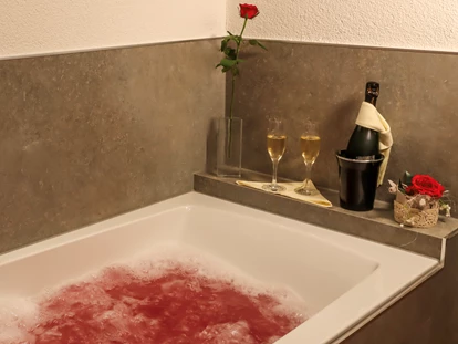 Wellnessurlaub - Seminarraum - Schallstadt - Manche Deluxe Plus Zimmer verfügen über einen eigenen Whirlpool - Wellnesshotel Sonnenhof & Sonnhalde