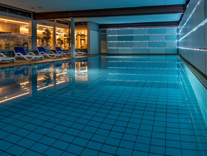 Wellnessurlaub - Seminarraum - Schallstadt - Innenpool - Wellnesshotel Sonnenhof & Sonnhalde