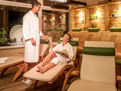 Wellnessurlaub - Seminarraum - Schallstadt - Ruheraum mit Infrarotliegen - Wellnesshotel Sonnenhof & Sonnhalde