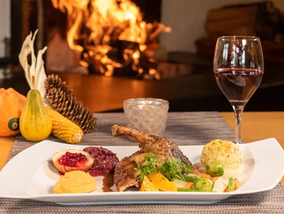 Wellnessurlaub - Seminarraum - Schallstadt - Krosse Ente am offenen Kamin - Wellnesshotel Sonnenhof & Sonnhalde
