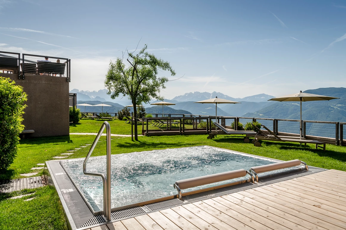 Wellnesshotel: Whirlpool with 35 degrees  - Hotel Belvedere