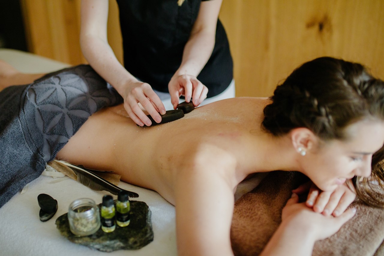 Dolomit Resort Cyprianerhof Massagen im Detail SILBERQUARZIT URKRAFT RÜCKENMASSAGE