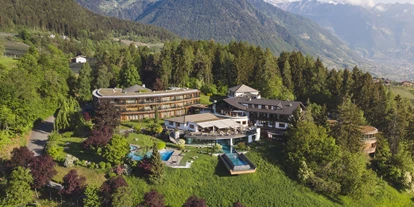 Wellnessurlaub - Dorf Tirol - Hotel Der Waldhof, eingebettet im hauseigenen Waldpark im Völlaner Mittelgebirge - Hotel Der Waldhof