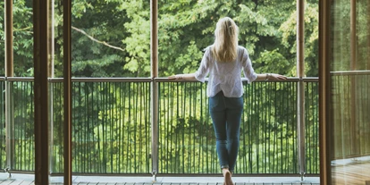 Wellnessurlaub - Dorf Tirol - Ausblick vom Zimmer direkt in den Waldpark - Hotel Der Waldhof