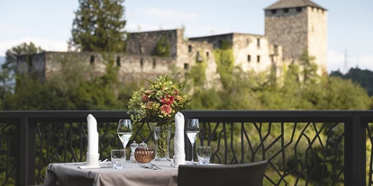 Wellnessurlaub - Dorf Tirol - Essen auf der Panoramaterrasse mit Blick auf die Burgruine Mayenburg - Hotel Der Waldhof