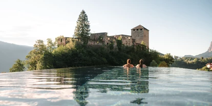 Wellnessurlaub - Dorf Tirol - Infinitypool mit Blick auf die Burgruine Mayenburg im Meraner Land - Hotel Der Waldhof