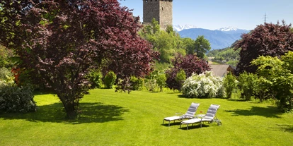 Wellnessurlaub - Dorf Tirol - Einzigartige Gartenanlage und Liegewiese mit Blick auf die Mayenburg - Hotel Der Waldhof