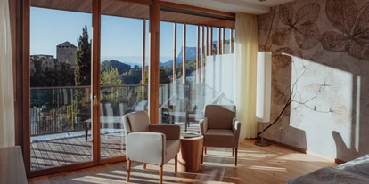 Wellnessurlaub - Dorf Tirol - Moderne Zimmer mit einzigartiger Aussicht auf die Burgruine Mayenburg - Hotel Der Waldhof