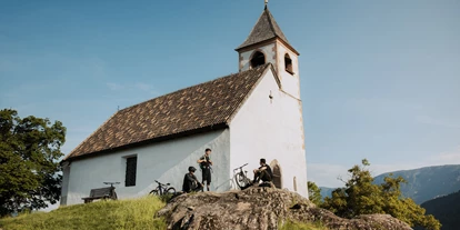 Wellnessurlaub - Dorf Tirol - Kirchlein Hippolyt im Völlaner Mittelgebirge, ein ideales Ausflugsziel für Wanderungen und Biketouren - Hotel Der Waldhof