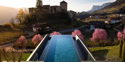 Wellnessurlaub - Dorf Tirol - Infinitypool mit Blick auf die Burgruine Mayenburg, gerade im Frühling ein besonderes Erlebnis - Hotel Der Waldhof