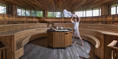 Wellnessurlaub - Dorf Tirol - Wald-Eventsauna mit täglich zwei Aufgüssen - Hotel Der Waldhof