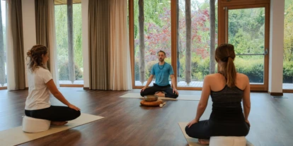 Wellnessurlaub - Dorf Tirol - Tägliche Yoga- und Sporteinheiten mit Wellnesstrainer Alan im Hotel Der Waldhof - Hotel Der Waldhof