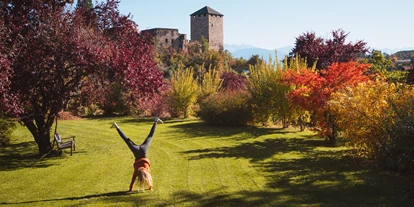 Wellnessurlaub - Dorf Tirol - Herbststimmung auf unserer Liegewiese in Völlan bei Meran - Hotel Der Waldhof