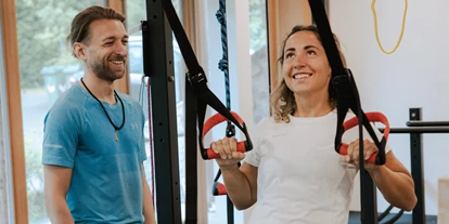 Wellnessurlaub - Dorf Tirol - Tägliche Yoga- und Sporteinheiten mit Wellnesstrainer Alan im Hotel Der Waldhof - Hotel Der Waldhof