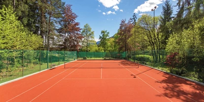Wellnessurlaub - Dorf Tirol - Kunstrasen/Quarzsand Tennisplatz, direkt in unserem Waldpark und kostenfrei für unsere Hausgäste  - Hotel Der Waldhof