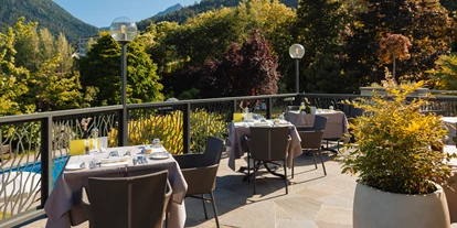 Wellnessurlaub - Dorf Tirol - Unsere weitläufige Panoramaterrasse, wo sich im Sommer das Leben abspielt. Frühstück, Mittagessen und Dinner werden bei gutem Wetter natürlich draussen genossen. - Hotel Der Waldhof
