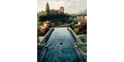 Wellnessurlaub - Dorf Tirol - Infinitypool mit Blick auf die Burgruine Mayenburg im Meraner Land - Hotel Der Waldhof