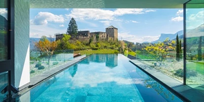 Wellnessurlaub - Dorf Tirol - Infinitypool mit Blick auf die Burgruine Mayenburg im Meraner Land - Hotel Der Waldhof