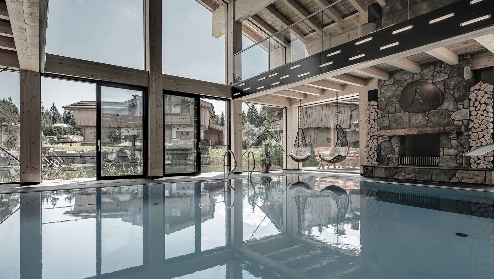Wellnesshotel: INNs HOLZ Natur- & Vitalhotel****s Indoorpool mit Kamin - INNs HOLZ Natur- & Vitalhotel****s - Wasser