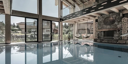 Wellnessurlaub - Hunde: hundefreundlich - Oberösterreich - INNs HOLZ Natur- & Vitalhotel****s Indoorpool mit Kamin - INNs HOLZ Natur- & Vitalhotel****s