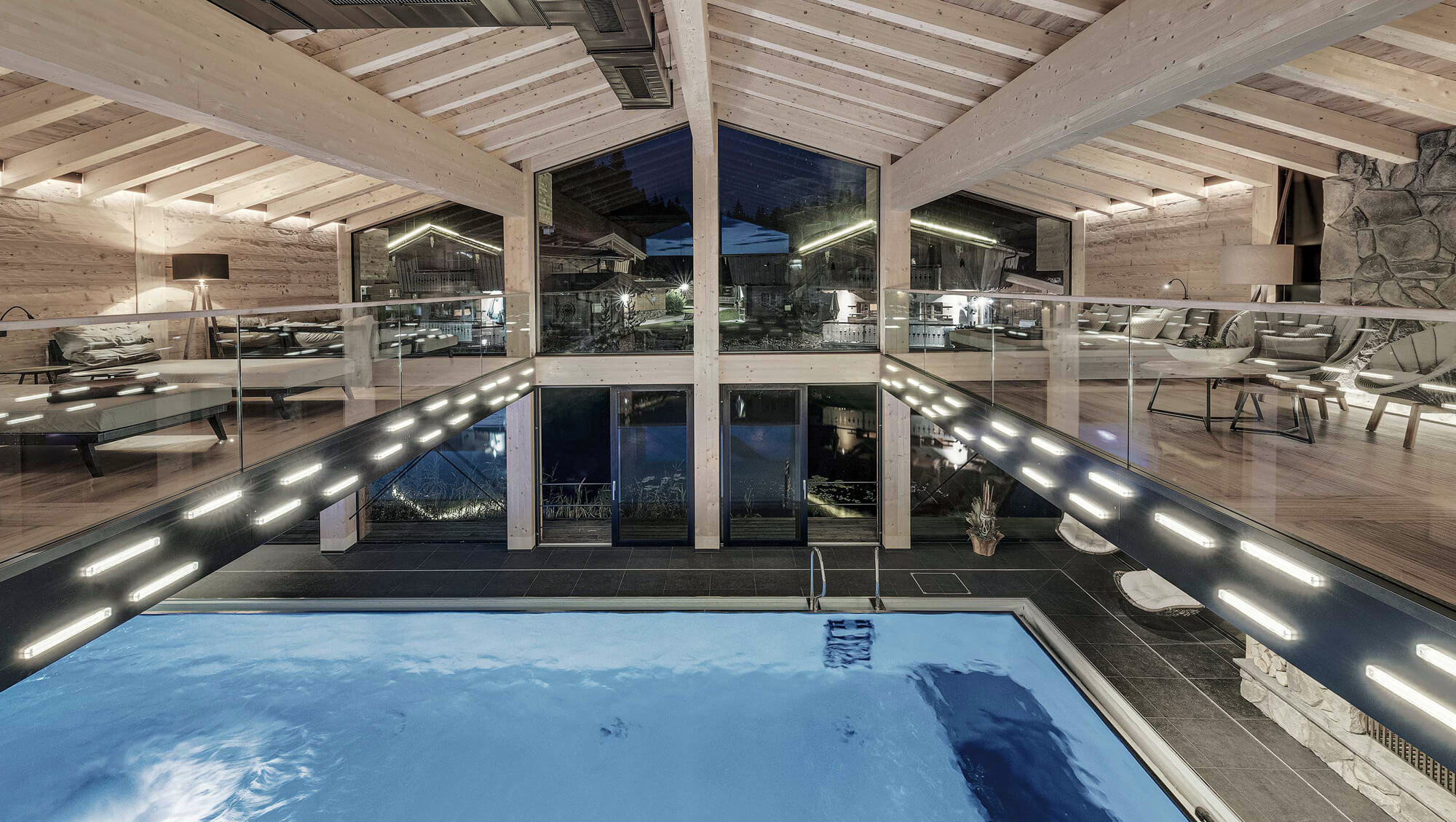 Wellnesshotel: INNs HOLZ Natur- & Vitalhotel****s Indoorpool bei Nacht - INNs HOLZ Natur- & Vitalhotel****s - Wasser