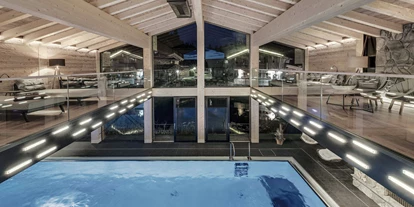 Wellnessurlaub - Hunde: hundefreundlich - Oberösterreich - INNs HOLZ Natur- & Vitalhotel****s Indoorpool bei Nacht - INNs HOLZ Natur- & Vitalhotel****s