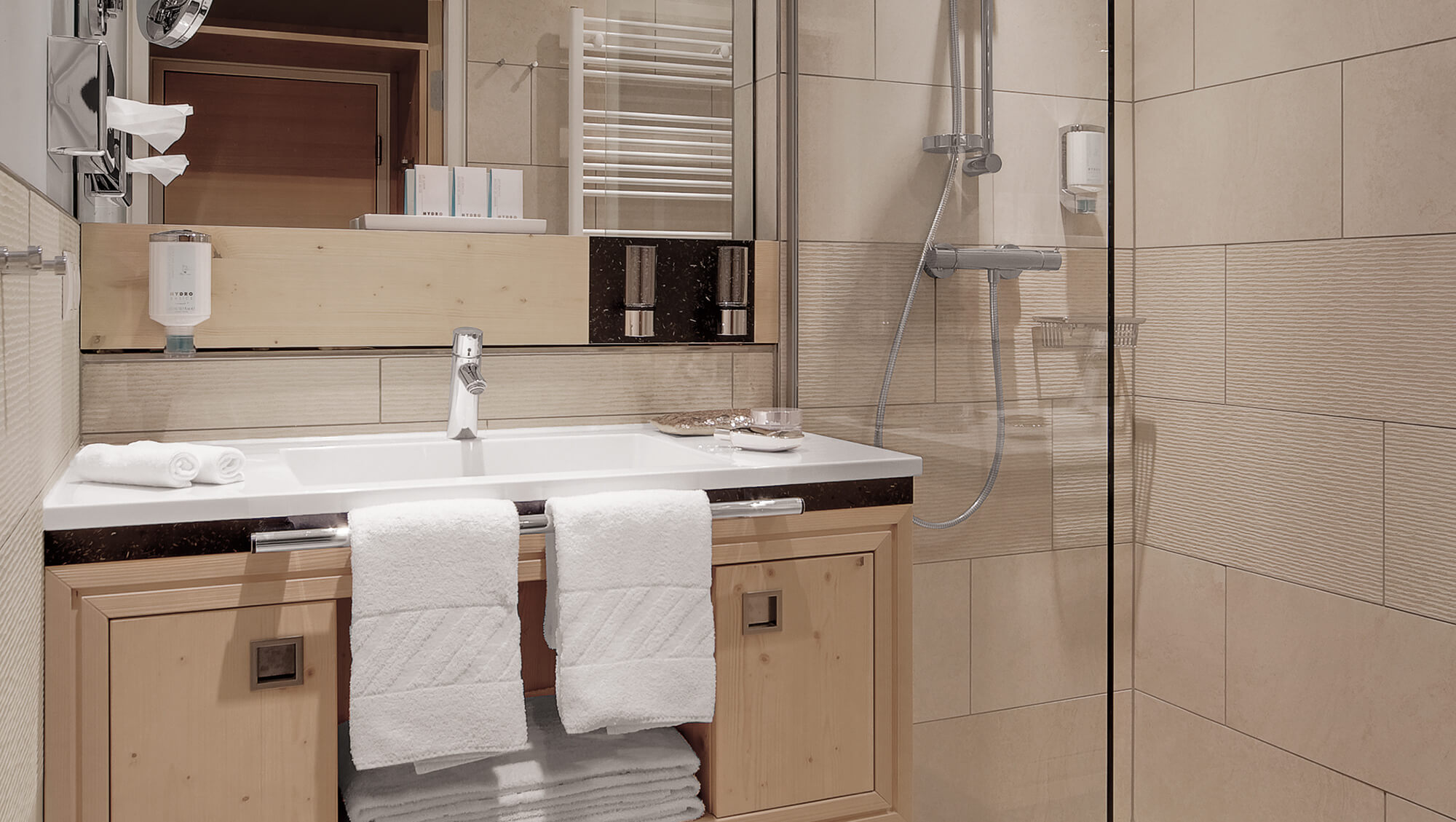 Wellnesshotel: INNs HOLZ Natur- & Vitalhotel****s Badezimmer - INNs HOLZ Natur- & Vitalhotel****s - Zimmer | Suiten