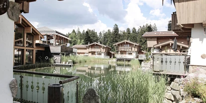 Wellnessurlaub - Private Spa - Otterbach (Sankt Florian am Inn) - INNs HOLZ Chaletdorf mit INNs HOLZ See im Sommer - INNs HOLZ Chaletdorf