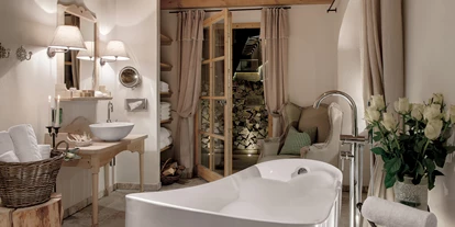 Wellnessurlaub - Private Spa - Otterbach (Sankt Florian am Inn) - INNs HOLZ Chalet Bad mit Lifestyle-Badewanne und Private Spa - INNs HOLZ Chaletdorf