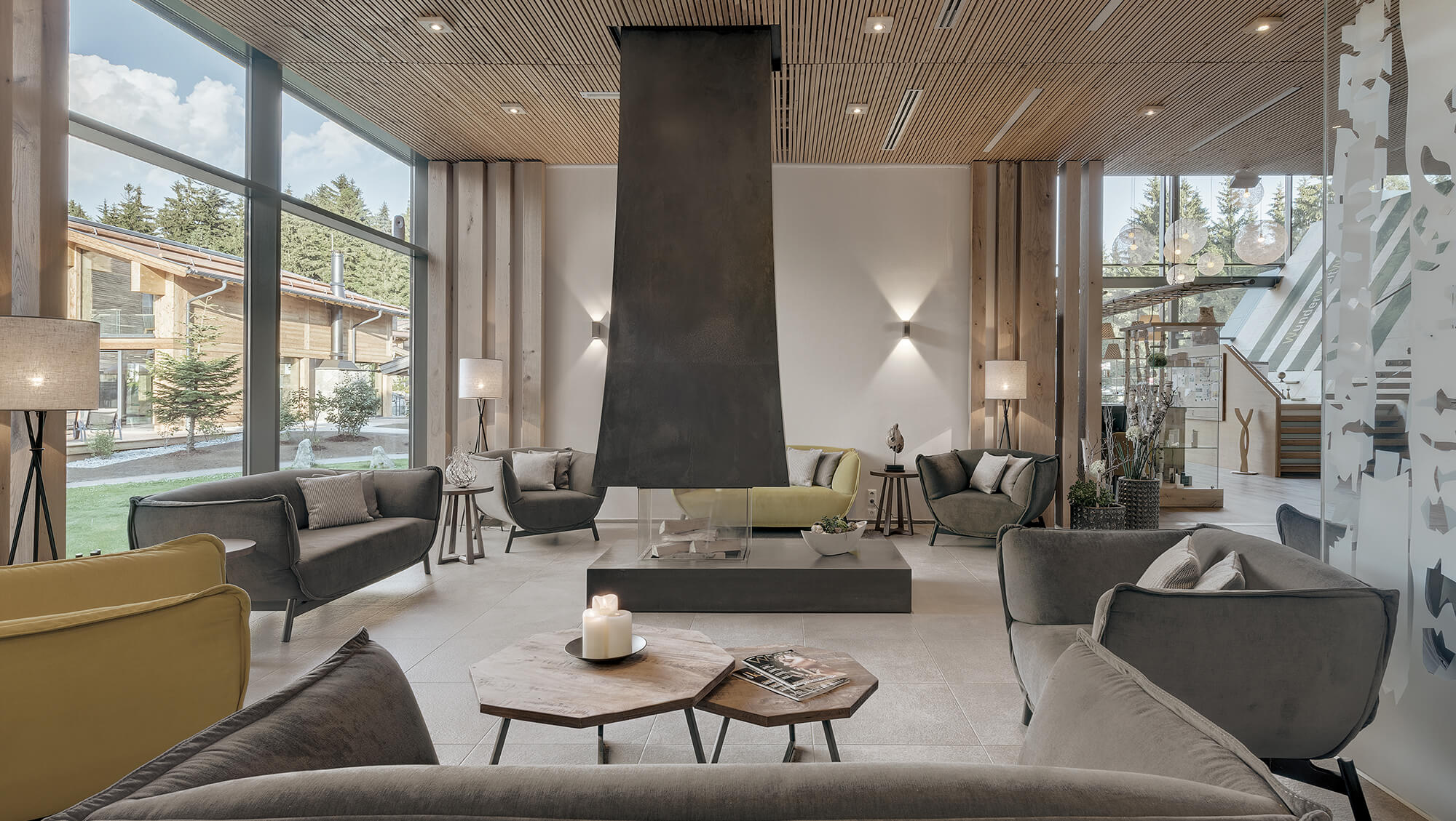 Wellnesshotel: INNs HOLZ Chaletdorf Willkommenslounge im Resort - INNs HOLZ Chaletdorf - Hotel | Umgebung